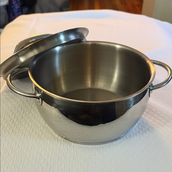 Elegant Stainless Steel High Quality Cookware Pot with Lid 8” wide 4” deep - Picture 2 of 9